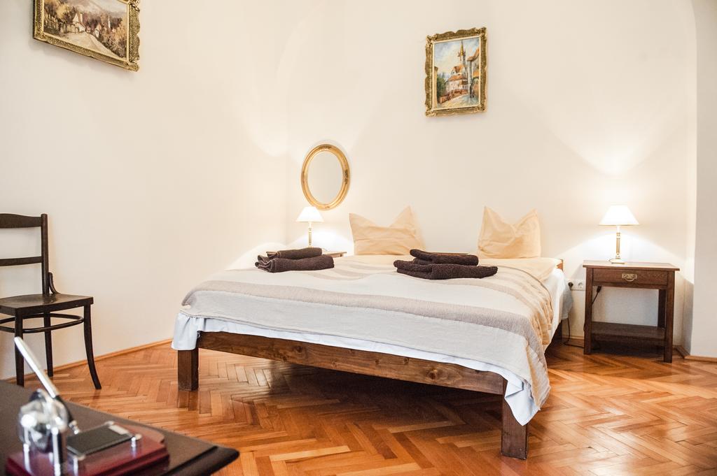 Brukenthal Central Apartments Сібіу Номер фото